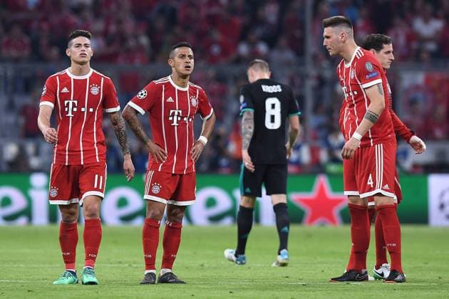 Fußball Champions League Halbfinale FC Bayern München - Real Madrid am 25.04.2018 in der Allianz Arena in München Enttäuschte Münchener Spieler nach dem Spielende. James Rodriguez ( München ), links - Thiago Alcantara ( München ), mitte - Niklas Süle ( München ), rechts