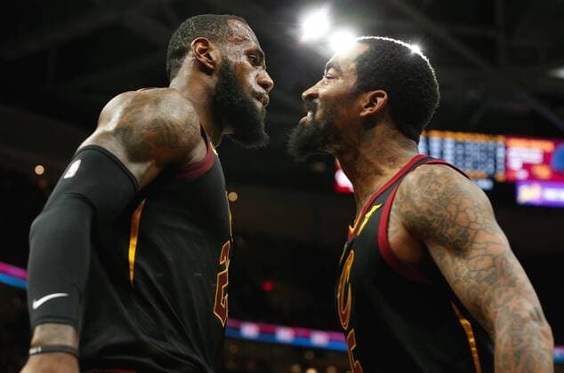 Bilder des Tages - SPORT NBA Playoffs, Cleveland Cavaliers - Indiana Pacers April 25, 2018 - Cleveland, OH, USA - The Cleveland Cavaliers LeBron James, left, celebrates a basket and foul with teammate JR Smith in the third quarter against the Indiana Pacers in Game 5 on Wednesday, April 25, 2018, at Quicken Loans Arena in Cleveland. The Cleveland Cavaliers won, 98-95, for a 3-2 lead in the first-round NBA Basketball Herren USA playoff series. Game 5: Indiana at Cleveland - ZUMAm67_ 20180425_zaf_m67_044 Copyright: xLeahxKlafczynskix