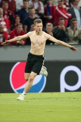 Flitzer alleine auf dem Platz, FC Bayern Muenchen vs. Real Madrid CF, Champions League, Halbfinale, Fussball, 25.04.2018, FC Bayern Muenchen vs. Real Madrid CF, Champions League, Halbfinale, Fussball, 25.04.2018 Muenchen Copyright: xEIBNER HarryxLangerx EP_HLR