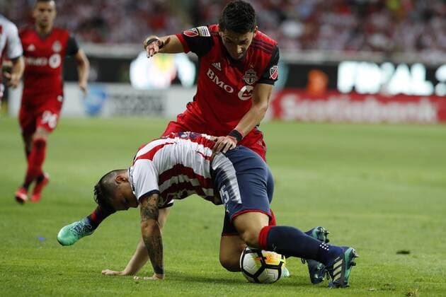 Fußball, Deportivo Guadalajara gewinnt Concacaf Champions League Chivas player Miguel Perez (L) vies for the ball against Auro Junior (R) of Toronto of the MLS Fussball Herren USA during second leg match of Cahmpions League of Concacaf, in the Akron Stadium of Guadalajara, Mexico, 25 April 2018. Chivas vs Toronto !ACHTUNG: NUR REDAKTIONELLE NUTZUNG!  Copyright: xJorgexNunezx MEX27 20180426-636603196751049640