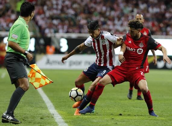 Fußball, Deportivo Guadalajara gewinnt Concacaf Champions League Chivas player Alan Pulido (L) vies for the ball against Justin Morrow (R) of Toronto of the MLS Fussball Herren USA during second leg match of Cahmpions League of Concacaf, in the Akron Stadium of Guadalajara, Mexico, 25 April 2018. Chivas vs Toronto !ACHTUNG: NUR REDAKTIONELLE NUTZUNG!  Copyright: xJorgexNunezx MEX27 20180426-636603197989173562