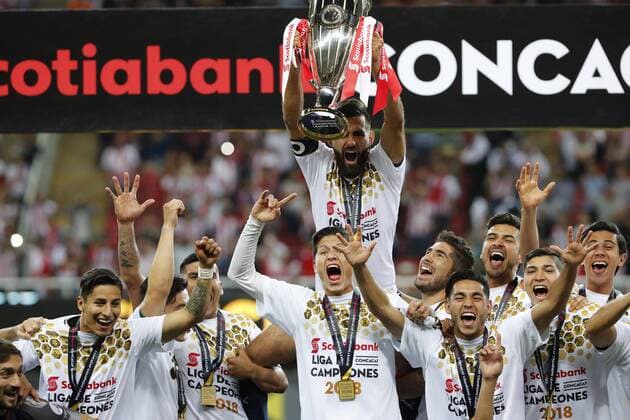 Fußball, Deportivo Guadalajara gewinnt Concacaf Champions League The players of the Chivas de Guadalajara of Mexican soccer celebrate with the trophy after winning the title of the Concacaf Champions League after 56 years, after winning in a series of penalties against Toronto FC of the MLS Fussball Herren USA in the Akron stadium in Guadalajara, Mexico, 25 April 2018. Guadalajara beats Toronto in penalty shoot-out and is CONCACAF champion !ACHTUNG: NUR REDAKTIONELLE NUTZUNG!  Copyright: xJorgexNunezx GDL01 20180426-636603209239982451