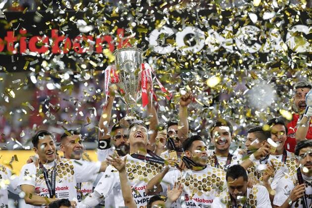 Fußball, Deportivo Guadalajara gewinnt Concacaf Champions League The players of the Chivas de Guadalajara of Mexican soccer celebrate with the trophy after winning the title of the Concacaf Champions League after 56 years, after winning in a series of penalties against Toronto FC of the MLS Fussball Herren USA in the Akron stadium in Guadalajara, Mexico, 25 April 2018. Guadalajara beats Toronto in penalty shoot-out and is CONCACAF champion !ACHTUNG: NUR REDAKTIONELLE NUTZUNG!  Copyright: xJorgexNunezx GDL01 20180426-636603209248732423
