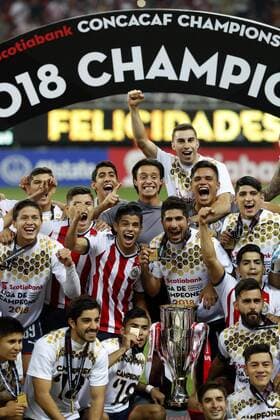 Fußball, Deportivo Guadalajara gewinnt Concacaf Champions League The players of the Chivas de Guadalajara of Mexican soccer celebrate with the trophy after winning the title of the Concacaf Champions League after 56 years, after winning in a series of penalties against Toronto FC of the MLS Fussball Herren USA in the Akron stadium in Guadalajara, Mexico, 25 April 2018. Guadalajara beats Toronto in penalty shoot-out and is CONCACAF champion !ACHTUNG: NUR REDAKTIONELLE NUTZUNG!  Copyright: xJorgexNunezx GDL01 20180426-636603212356263651