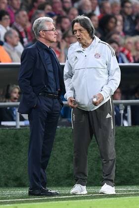 Bilder des Tages - SPORT Fußball Champions League Halbfinale FC Bayern München - Real Madrid am 25.04.2018 in der Allianz Arena in München Jupp Heynckes ( Cheftrainer München ), links - Dr. Hans-Wilhelm Müller-Wohlfahrt ( Mannschaftsarzt München ), rechts