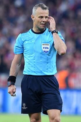 Fußball Champions League Halbfinale FC Bayern München - Real Madrid am 25.04.2018 in der Allianz Arena in München FIFA-Schiedsrichter Björn Kuipers ( Niederlande )
