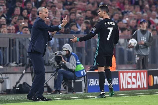 Fußball Champions League Halbfinale FC Bayern München - Real Madrid am 25.04.2018 in der Allianz Arena in München Zinedine Zidane ( Trainer Madrid ), links - Cristiano Ronaldo ( Madrid ), rechts