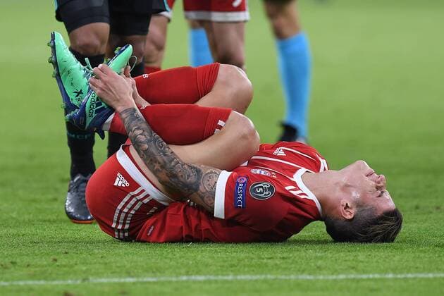 Fußball Champions League Halbfinale FC Bayern München - Real Madrid am 25.04.2018 in der Allianz Arena in München James Rodriguez ( München ) verletzt am Boden