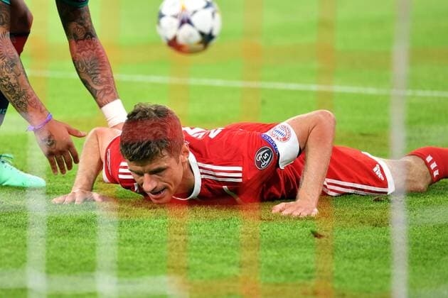 Bilder des Tages - SPORT Thomas MUELLER (MÜLLER,Bayern Muenchen) baeuchlings am Boden, Fussball Champions League, Halbfinale, FC Bayern Muenchen (M) - Real Madrid (REAL) 1-2, am 25.04.2018 in der A L L I A N Z A R E N A in Muenchen Deutschland.