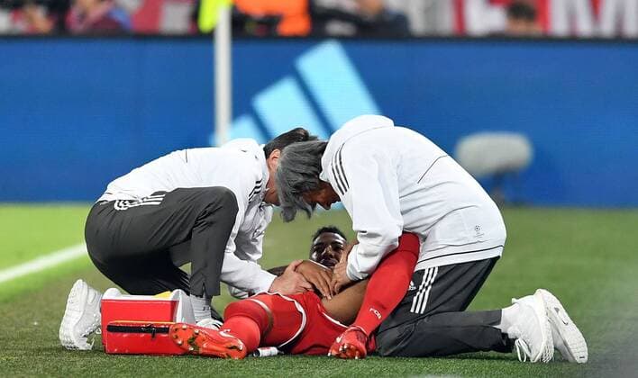 Dr. Müller-Wohlfahrt, Vereinsarzt FC Bayern, behandelt Jerome Boateng (FC Bayern), FC Bayern München - Real Madrid UEFA-Champions League, CL, Halbfinale, 1 2 Finale, Hinspiel, Saison 2017 2018, Fußball, Fussball, soccer, Herren, Deutschland, Germany, München, 25.4.2017 Allianz Arena