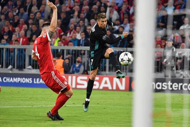Torchance Cristiano Ronaldo (Real Madrid),Aktion,Zweikampf gegen Niklas SUELE (Bayern Muenchen). Fussball Champions League, Halbfinale, FC Bayern Muenchen (M) - Real Madrid (REAL) 1-2, am 25.04.2018 in der A L L I A N Z A R E N A in Muenchen Deutschland.