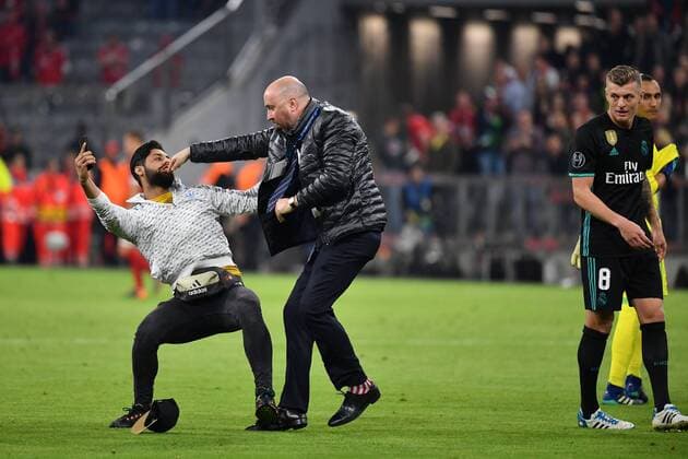Flitzer mit Smarttphones rennen nach Spielende auf den Platz zu den Spielern von Real und muessen von Ordnungskraeften aufgehalten werden,re:Toni KROOS (Real Madrid). Champions League, Halbfinale, FC Bayern Muenchen (M) - Real Madrid (REAL) 1-2, am 25.04.2018 in der A L L I A N Z A R E N A in Muenchen Deutschland.