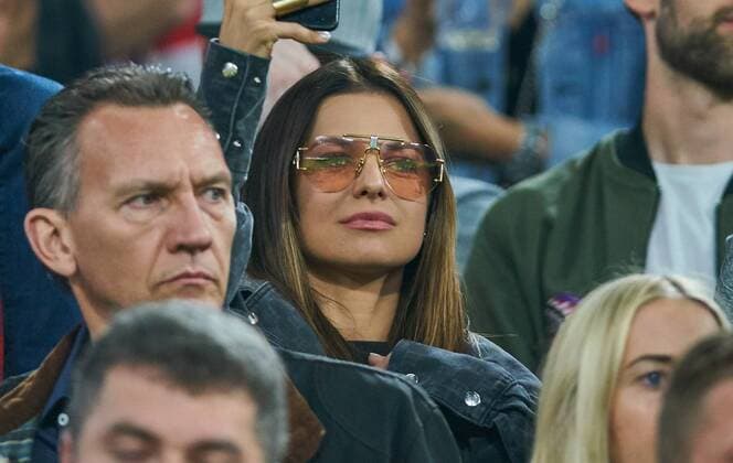Anna, Frau von Robert LEWANDOWSKI, FCB 9 Spielerfrau, junge huebsche Frau, Maedchen, sexy, aufreizend, Figur, huebsch, lacht, attraktiv, Mode, fashion, Schmuck, Tasche, Schminke, FC BAYERN MUENCHEN - REAL MADRID 1-2 Halbfinale Hinspiel, Fussball UEFA Champions League, Muenchen, Deutschland 25.04.2018 CL Saison 2017 2018, FCB,