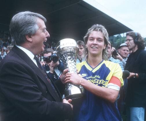 Deutsche Frauenfußball-Meisterschaft 1991. Engelbert Nelle (DFB) überreicht Martina Voss (TSV Siegen) den Pokal.