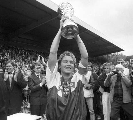 Deutsche Frauenfußball-Meisterschaft 1991. Mannschaftsführerin Martina Voss (TSV Siegen)präsentiert den Pokal.