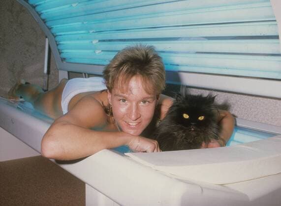 Martina Voss privat mit Katze auf der Sonnenbank. Aufn. 28.03.1989.