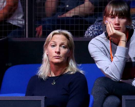 BAU 26.04.2018 Stuttgart Tennis Porsche Tennis Grand Prix, Barbara Rittner (Head of womens™ tennis) schaut sich das Spiel von Angelique Kerber an