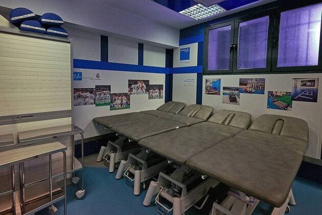 25.04.2018, xovx, Fussball Spanien Real Madrid Stadion, emspor, Estadio Santiago Bernabeu, Heimspielstätte von Real Madrid. Eingang zu der Spielerkabine von Real Madrid mit Massagetischen. Madrid