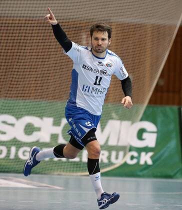 v.li.: Christian Schäfer (SG BBM Bietigheim) jubelt, DKB 2. Handball-Bundesliga, DJK Rimpar Wölfe - SG BBM Bietigheim,