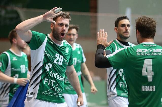 v.li.: Max Bauer (DJK Rimpar Wölfe), Benjamin Herth (DJK Rimpar Wölfe), Sebastian Kraus (DJK Rimpar Wölfe) jubeln, DKB 2. Handball-Bundesliga, DJK Rimpar Wölfe - SG BBM Bietigheim,