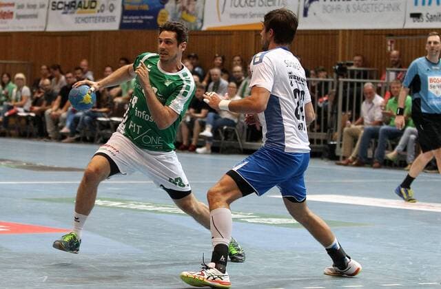 v.li.: Benedikt Brielmeier (DJK Rimpar Wölfe), Paco Barthe (SG BBM Bietigheim), DKB 2. Handball-Bundesliga, DJK Rimpar Wölfe - SG BBM Bietigheim,