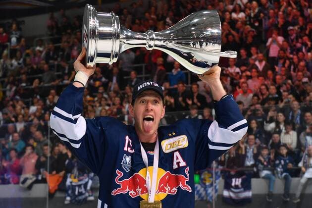 Bilder des Tages - SPORT Jason JAFFRAY (M) mit Pokal,Trophaee,Cup,Siegerehrung, Jubel,Freude,Begeisterung, EHC Red Bull Muenchen-Eisbaeren Berlin 6-3. Eishockey DEL Play Off Finale Spiel 7 am 26.04.2018. Deutscher Meister 2018. *** Jason JAFFRAY M with Cup Trophy Cup Award Ceremony Cheers Joy Enthusiasm EHC Red Bull Munich Eisbaeren Berlin 6 3 Ice Hockey DEL Play Off Final Game 7 am 26 04 2018 German Champion 2018