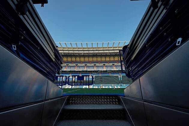 25.04.2018, xovx, Fussball Spanien Real Madrid Stadion, emspor, Estadio Santiago Bernabeu, Heimspielstätte von Real Madrid. Ausgang des Spielertunnels der Gästemannschaft auf dem Weg zum Spielfeld.Stadionansicht Innenraum, Rasen Madrid