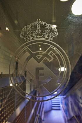 25.04.2018, xovx, Fussball Spanien Real Madrid Stadion, emspor, Estadio Santiago Bernabeu, Heimspielstätte von Real Madrid. Logo von Real Madrid am Spielertunnel der Gastmannschaft. Madrid