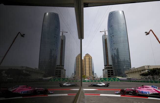 Motorsports: World Championship WM Weltmeisterschaft 2018; Grand Prix Azerbaijan, Grand Prix of Europe, Formula 1 2018 Azerbaijan Grand Prix, 31 Esteban Ocon (Sahara Force India F1 Team) 44 Lewis Hamilton (GBR, Mercedes AMG Petronas F1 Team), Baku Azerbaijan