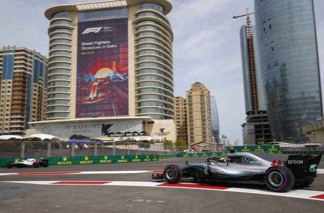 Motorsports: World Championship WM Weltmeisterschaft 2018; Grand Prix Azerbaijan, Grand Prix of Europe, Formula 1 2018 Azerbaijan Grand Prix, 44 Lewis Hamilton (GBR, Mercedes AMG Petronas F1 Team), Baku Azerbaijan