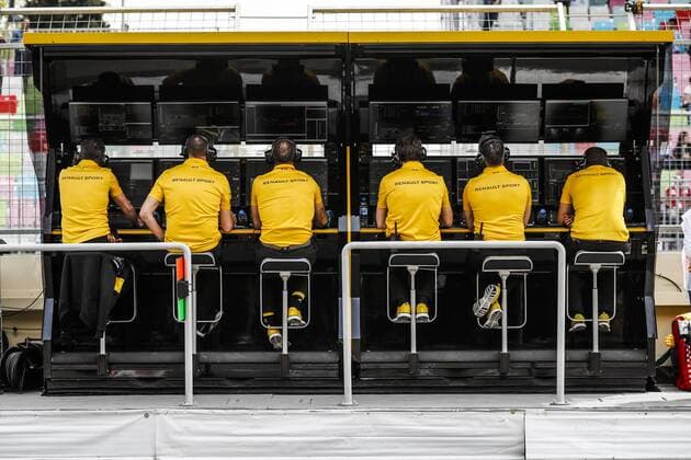 Renault F1 RS18 Renault F1 team, pitwall during the 2018 Formula One World Championship WM Weltmeisterschaft Grand Prix of Europe in Azerbaijan from April 26 to 29 in Baku - Photo Motorsports: World Championship; 2018; Grand Prix Azerbaijan, Grand Prix of Europe, Formula 1 2018 Azerbaijan Grand Prix, Baku Azerbaijan