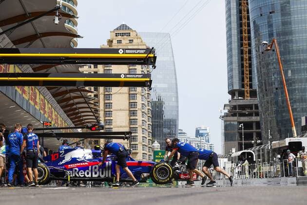 10 GASLY Pierre (fra), Scuderia Toro Rosso Honda STR13, pitlane during the 2018 Formula One World Championship WM Weltmeisterschaft Grand Prix of Europe in Azerbaijan from April 26 to 29 in Baku - Photo Motorsports: World Championship; 2018; Grand Prix Azerbaijan, Grand Prix of Europe, Formula 1 2018 Azerbaijan Grand Prix, Baku Azerbaijan