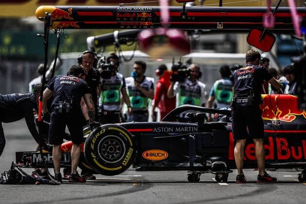 RICCIARDO Daniel (aus), Aston Martin Red Bull Tag Heuer RB14, pitlane during the 2018 Formula One World Championship WM Weltmeisterschaft Grand Prix of Europe in Azerbaijan from April 26 to 29 in Baku - Photo Motorsports: World Championship; 2018; Grand Prix Azerbaijan, Grand Prix of Europe, Formula 1 2018 Azerbaijan Grand Prix, Baku Azerbaijan