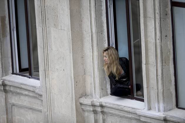 Motorsports: World Championship WM Weltmeisterschaft 2018; Grand Prix Azerbaijan, Grand Prix of Europe, Formula 1 2018 Azerbaijan Grand Prix, Girl sitting and watching the Practice from window Baku Azerbaijan