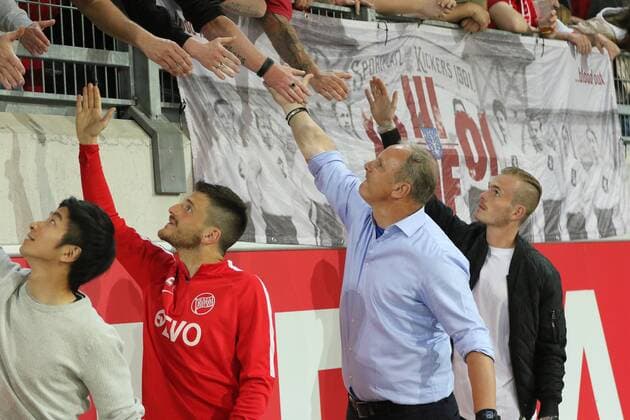 Fußball, Trainerhistorie, Kickers Offenbach 27.04.2018, Offenbach, Sparda-Bank-Hessen_Stadion Regionalliga Süd Saison 2017 2018 Kickers Offenbach (OFC) gegen VfB Stuttgart II emotionaler Abschied von Cheftrainer Oliver Reck (OFC) hier mit den Fans