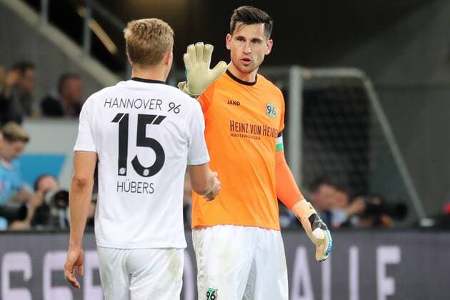 v.li.: Timo Bernd Hübers (H96, 15), Philipp Tschauner (Torwart, H96, 1), Aktion, Action, Spielszene, Fussball, Bundesliga, TSG 1899 Hoffenheim - Hannover 96,