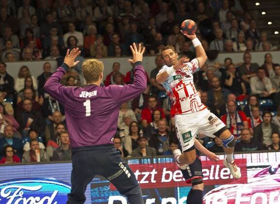 Handball Handball 3.Liga Nord 2017 2018 - Handball Sportverein Hamburg vs. SG Flensburg-Handewitt II Johannes Jepsen (SG Flensburg-Handewitt II), Stefan Schröder Schroeder (Hamburg), erfolgreicher Torwurf, Sporthalle Hamburg Hamburg