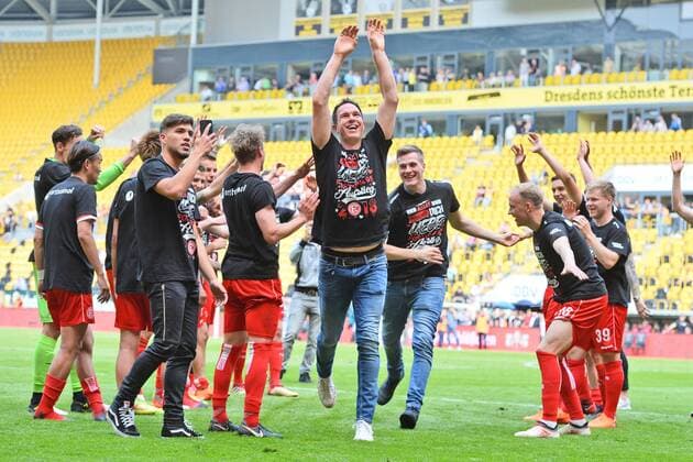 Mannschaft von Fortuna Duesseldorf feiert den Aufstieg in die 1. Bundesliga, SG Dynamo Dresden vs. Fortuna Duesseldorf, Fussball, 2. Bundesliga, 28.04.2018, SG Dynamo Dresden vs. Fortuna Duesseldorf, Fussball, 2. Bundesliga, 28.04.2018 Dresden *** Team of Fortuna Duesseldorf celebrates promotion to the 1 Bundesliga SG Dynamo Dresden vs Fortuna Duesseldorf Soccer 2 Bundesliga 28 04 2018 SG Dynamo Dresden vs Fortuna Duesseldorf Soccer 2 Bundesliga 28 04 2018 Dresden Copyright: xBertxHarzer xEibner-Pressefotox EP_bhr