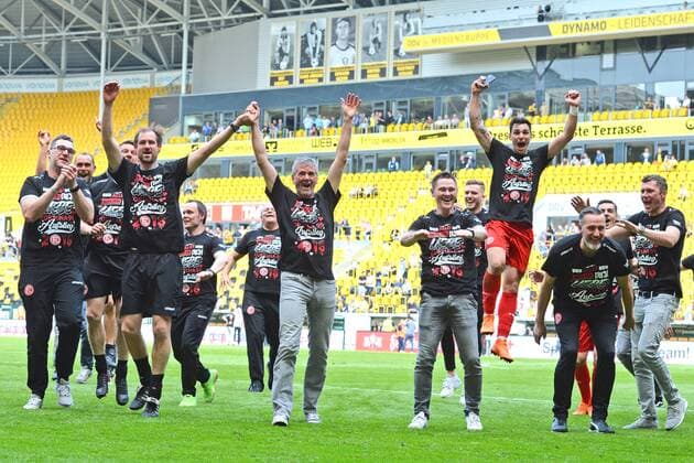 Mannschaft von Fortuna Duesseldorf feiert den Aufstieg in die 1. Bundesliga, Friedhelm Funkel (Trainer, Fortuna Duesseldorf) Mitte, SG Dynamo Dresden vs. Fortuna Duesseldorf, Fussball, 2. Bundesliga, 28.04.2018, SG Dynamo Dresden vs. Fortuna Duesseldorf, Fussball, 2. Bundesliga, 28.04.2018 Dresden *** Team of Fortuna Duesseldorf celebrates promotion to the 1 Bundesliga Friedhelm Funkel Coach Fortuna Duesseldorf Center SG Dynamo Dresden vs Fortuna Duesseldorf Soccer 2 Bundesliga 28 04 2018 SG Dynamo Dresden vs Fortuna Duesseldorf Soccer 2 Bundesliga 28 04 2018 Dresden Copyright: xBertxHarzer xEibner-Pressefotox EP_bhr