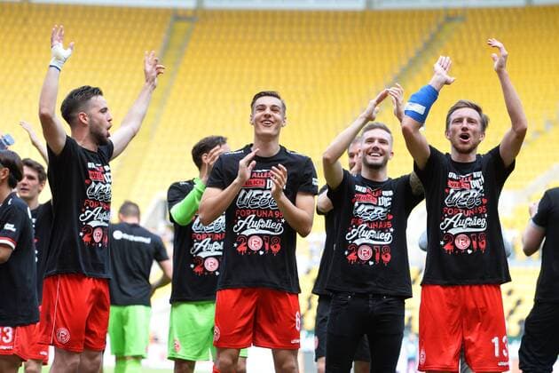 Mannschaft von Fortuna Duesseldorf feiert den Aufstieg in die 1. Bundesliga, SG Dynamo Dresden vs. Fortuna Duesseldorf, Fussball, 2. Bundesliga, 28.04.2018, SG Dynamo Dresden vs. Fortuna Duesseldorf, Fussball, 2. Bundesliga, 28.04.2018 Dresden *** Team of Fortuna Duesseldorf celebrates promotion to the 1 Bundesliga SG Dynamo Dresden vs Fortuna Duesseldorf Soccer 2 Bundesliga 28 04 2018 SG Dynamo Dresden vs Fortuna Duesseldorf Soccer 2 Bundesliga 28 04 2018 Dresden Copyright: xBertxHarzer xEibner-Pressefotox EP_bhr