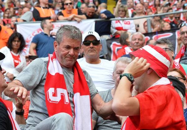 Friedhelm Funkel (Trainer, Fortuna Duesseldorf) Mitte, bei den Fans, SG Dynamo Dresden vs. Fortuna Duesseldorf, Fussball, 2. Bundesliga, 28.04.2018, SG Dynamo Dresden vs. Fortuna Duesseldorf, Fussball, 2. Bundesliga, 28.04.2018 Dresden *** Friedhelm Funkel Coach Fortuna Duesseldorf Mitte by the fans SG Dynamo Dresden vs Fortuna Duesseldorf Soccer 2 Bundesliga 28 04 2018 SG Dynamo Dresden vs Fortuna Duesseldorf Soccer 2 Bundesliga 28 04 2018 Dresden Copyright: xBertxHarzer xEibner-Pressefotox EP_bhr