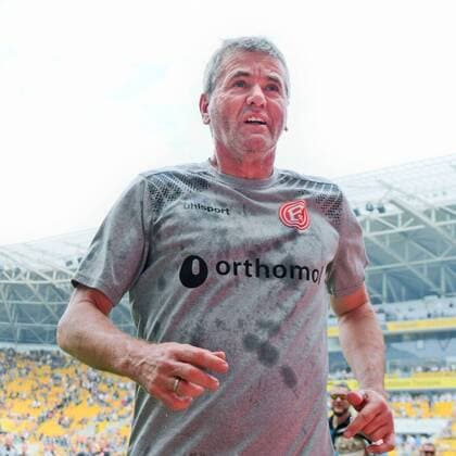 Friedhelm Funkel (Trainer, Fortuna Duesseldorf) feiert den Aufstieg, SG Dynamo Dresden vs. Fortuna Duesseldorf, Fussball, 2. Bundesliga, 28.04.2018, SG Dynamo Dresden vs. Fortuna Duesseldorf, Fussball, 2. Bundesliga, 28.04.2018 Dresden *** Friedhelm Funkel Coach Fortuna Duesseldorf celebrates promotion SG Dynamo Dresden vs Fortuna Duesseldorf Soccer 2 Bundesliga 28 04 2018 SG Dynamo Dresden vs Fortuna Duesseldorf Soccer 2 Bundesliga 28 04 2018 Dresden Copyright: xBertxHarzer xEibner-Pressefotox EP_bhr