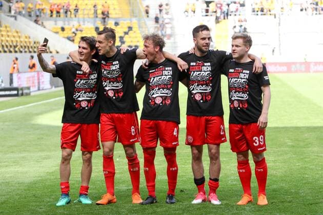 Dresden - Duesseldorf Fussball 2. Liga Dresden, 28.04.2018, DDV-Stadion, Fußball, Herren, 2. Liga, 32. Spieltag , SG Dynamo Dresden - Fortuna Düsseldorf 1:2 (0:1) , Im Bild v.l.: Benito Raman (9, Duesseldorf), Florian Neuhaus (6, Duesseldorf), Julian Schauerte (4, Duesseldorf), Niko Gießelmann Giesselmann (23, Duesseldorf) und Jean Zimmer (39, Duesseldorf) machen ein Selfie im Aufstiegstrikot , *** Dresden Duesseldorf Soccer 2 Liga Dresden 28 04 2018 DDV Stadium Soccer Men 2 League 32 Gameday SG Dynamo Dresden Fortuna Dusseldorf 1 2 0 1 Pictured right Benito Raman 9 Duesseldorf Florian Neuhaus 6 Duesseldorf Julian Schauerte 4 Duesseldorf Niko Gießelmann Giesselmann 23 Duesseldorf and Jean Zimmer 39 Duesseldorf take a selfie in the promotion jersey