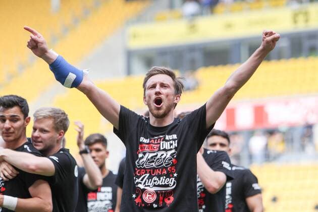 Dresden - Duesseldorf Fussball 2. Liga Dresden, 28.04.2018, DDV-Stadion, Fußball, Herren, 2. Liga, 32. Spieltag , SG Dynamo Dresden - Fortuna Düsseldorf 1:2 (0:1) , Im Bild: Adam Bodzek (13, Duesseldorf) bejubelt den Aufstieg , *** Dresden Duesseldorf Soccer 2 Liga Dresden 28 04 2018 DDV Stadium Soccer Men 2 League 32 Gameday SG Dynamo Dresden Fortuna Dusseldorf 1 2 0 1 The picture Adam Bodzek 13 Duesseldorf celebrates the ascent