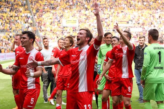 Dresden - Duesseldorf Fussball 2. Liga Dresden, 28.04.2018, DDV-Stadion, Fußball, Herren, 2. Liga, 32. Spieltag , SG Dynamo Dresden - Fortuna Düsseldorf 1:2 (0:1) , Im Bild: Düsseldorfer Spieler bejubeln den Sieg , *** Dresden Duesseldorf Soccer 2 Liga Dresden 28 04 2018 DDV Stadium Soccer Men 2 League 32 Gameday SG Dynamo Dresden Fortuna Dusseldorf 1 2 0 1 The picture Dusseldorfer players celebrate the victory