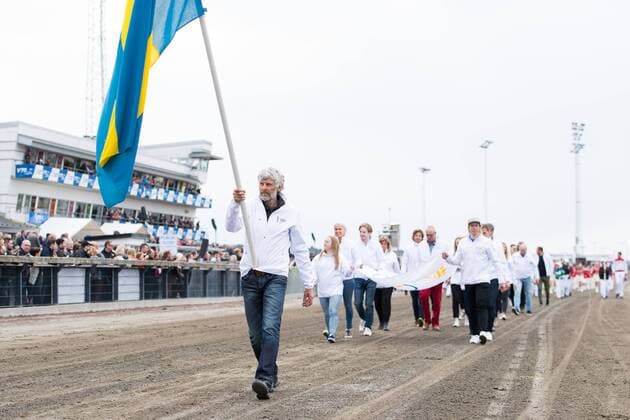 180428 Thomas Wassberg leder olympierna under invigningen av Olympiatravet den 28 april 2018 i Göteborg. *** 180428 Thomas Wassberg conducts the Olympics during the opening of the Olympiatravet on April 28, 2018 in Gothenburg  Copyright: DANIELxSTILLER BB180428DS001