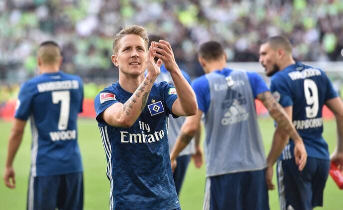 28.04.2018, xblx, Fussball 1.Bundesliga, VfL Wolfsburg - Hamburger SV, emspor, v.l. Lewis Holtby (Hamburg, HSV, Hamburger SV), feiert feiern den Sieg mit den Fans Wolfsburg *** 28 04 2018 xblx Football 1 Bundesliga VfL Wolfsburg Hamburger SV emporer Lewis Holtby Hamburg HSV Hamburger SV celebrate their victory with Wolfsburg