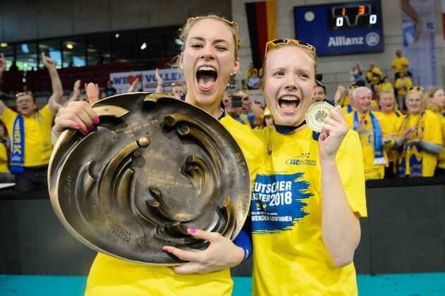 28.04.2018, SCHARRena, Stuttgart Volleyball, Bundesliga Frauen, Play-offs, Finale 3. Spiel, Allianz MTV Stuttgart vs. SSC Palmberg Schwerin Jubel Louisa Lippmann ( 3 Schwerin), Jennifer Geerties ( 6 Schwerin) mit Meisterschale