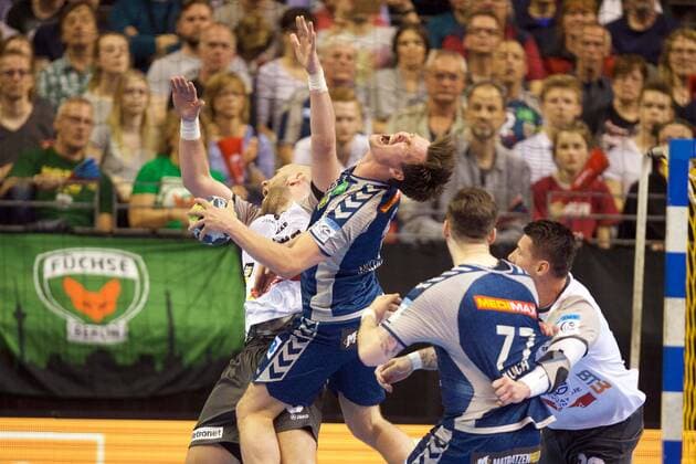 Handball Berlin 28.04.2018 EHF Cup Saison 2017 2018 Viertelfinale Rückspiel Füchse Berlin - RK Nexe Hans Lindberg (Füchse Berlin, No.18) Marko Mrdenovic (Neue, No.08)