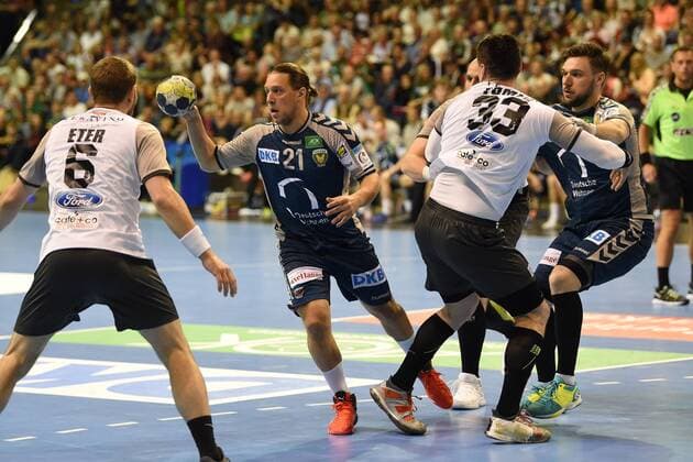 Handball, Herren, EHF-Pokal, Saison 2017 18, Viertelfinale, Rückspiel, Füchse Berlin - RK Nexe, Albin Eter (Nr. 6, RK Nexe), Mattias Zachrisson (Nr. 21, Füchse Berlin), Mario Tomic (Nr. 33, RK Nexe), Johan Koch (Nr. 77, Füchse Berlin), 28.04.18, Copyright: xMichaelxHundtx xMatthiasxKochx